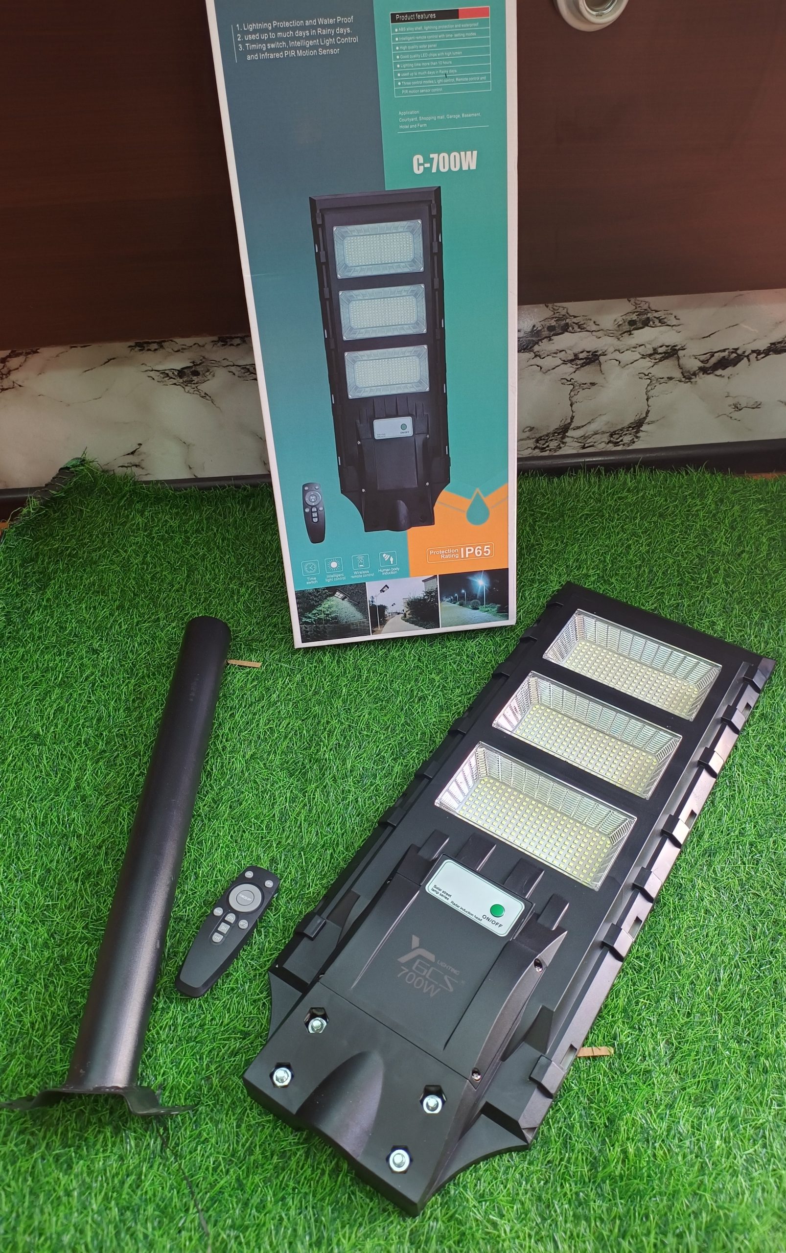 FOCO SOLAR CON PEDESTAL DE 700 WATTS